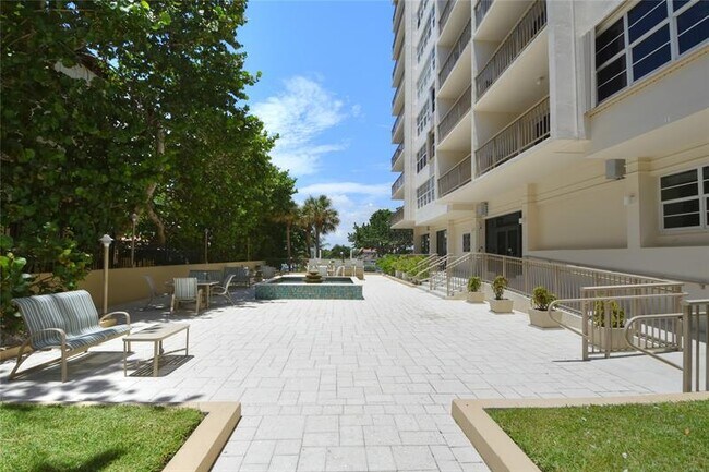 Building Photo - 1021 Hillsboro Mile