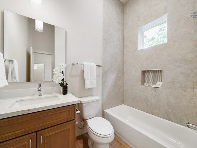 Building Photo - 861 Rachel St