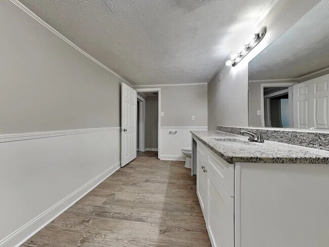 Building Photo - 548 Rustic Rd