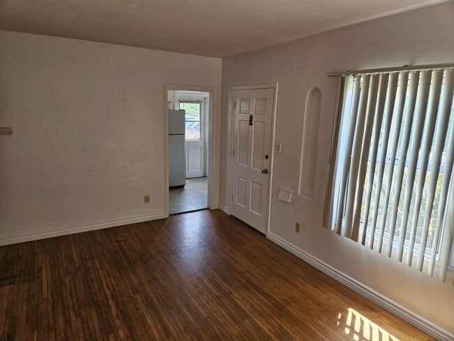 Building Photo - 2 Bedroom - 1 Bathroom home in Bay Park