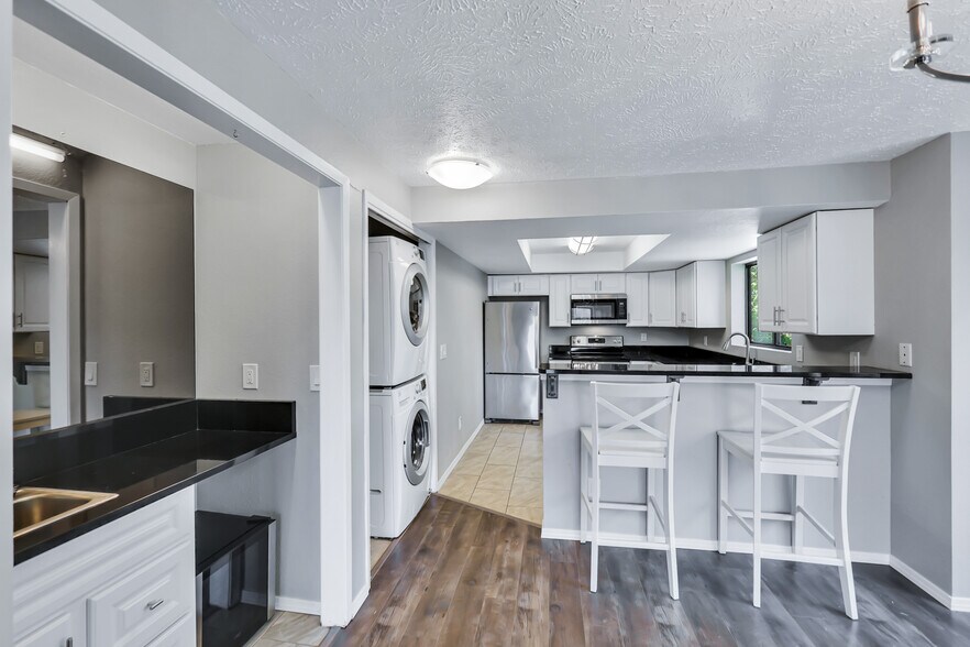 Building Photo - 162 S Coeur Dalene St
