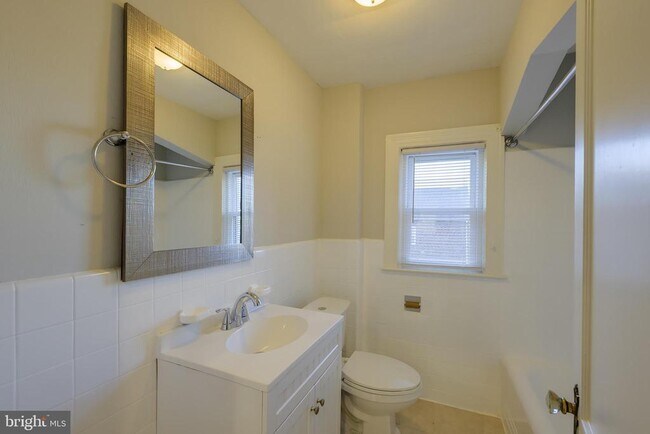 Building Photo - 1900 Q St SE