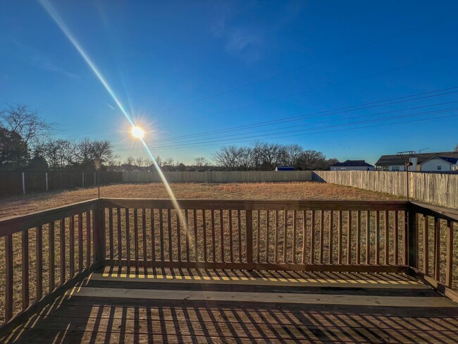 Building Photo - Single Family with a Massive Fenced-In Bac...