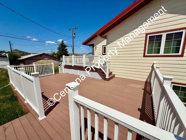 Building Photo - Beautiful home on the outskirts of town!