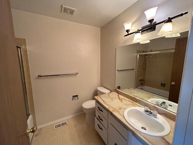 Building Photo - 2223 Ptarmigan Ln