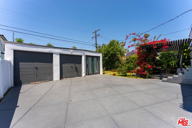 Building Photo - 537 N Poinsettia Pl
