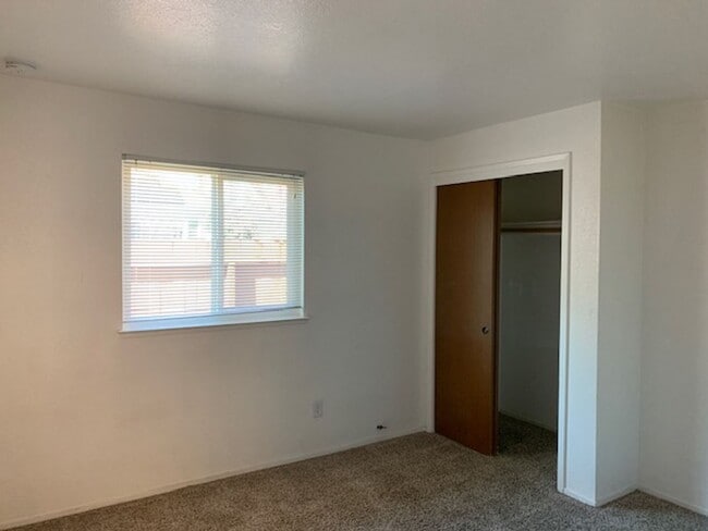 Building Photo - 3 Bedroom, 2 full Bath suite!!