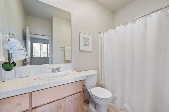 Building Photo - Gated Community in Broken Top