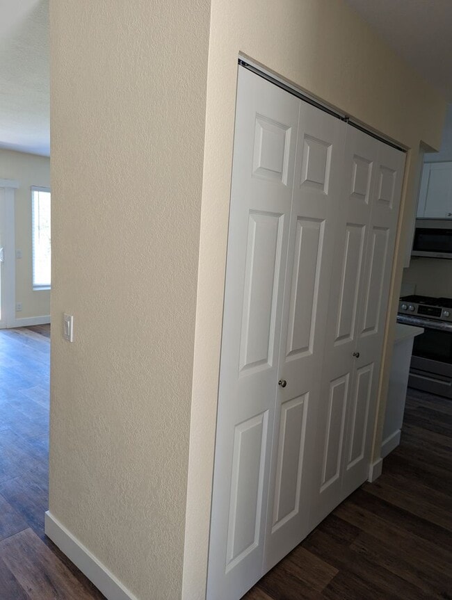 Building Photo - Upgraded 2 Story 2 Bed/1.5 Bath Condo