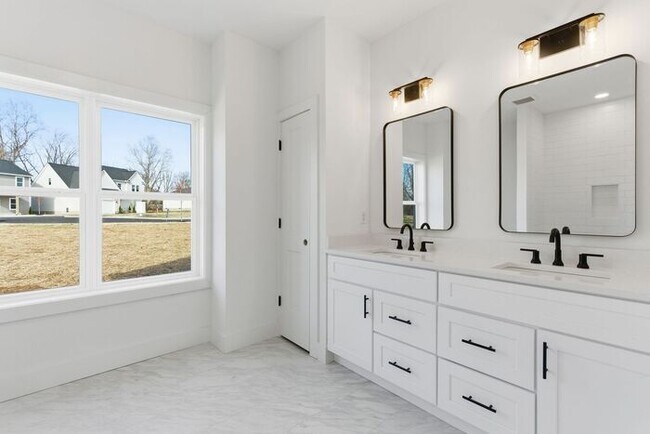 Building Photo - Brand New Home in Old Hickory - Golf Course Views - Pet Friendly