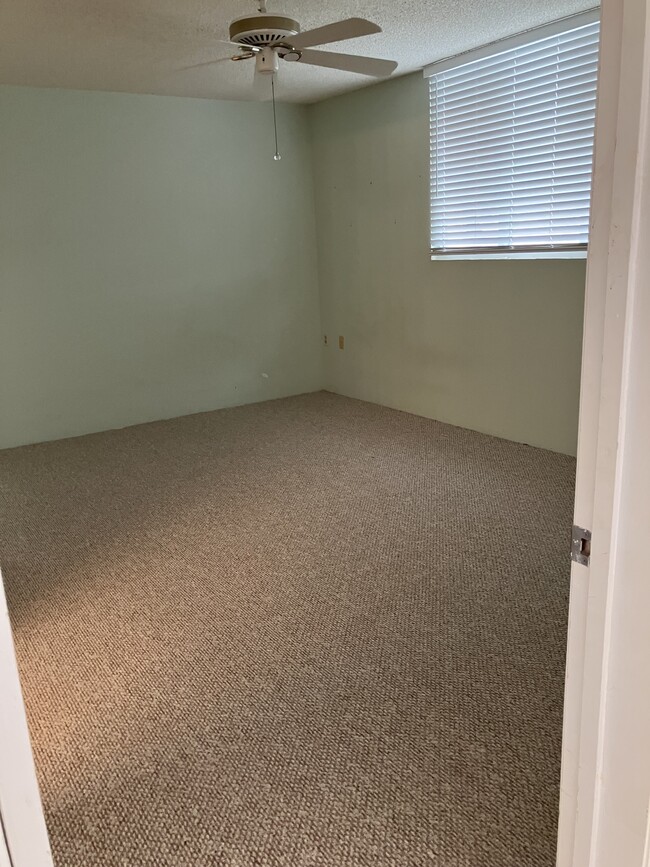 New carpets in both bedrooms - 3930 S Roosevelt Blvd