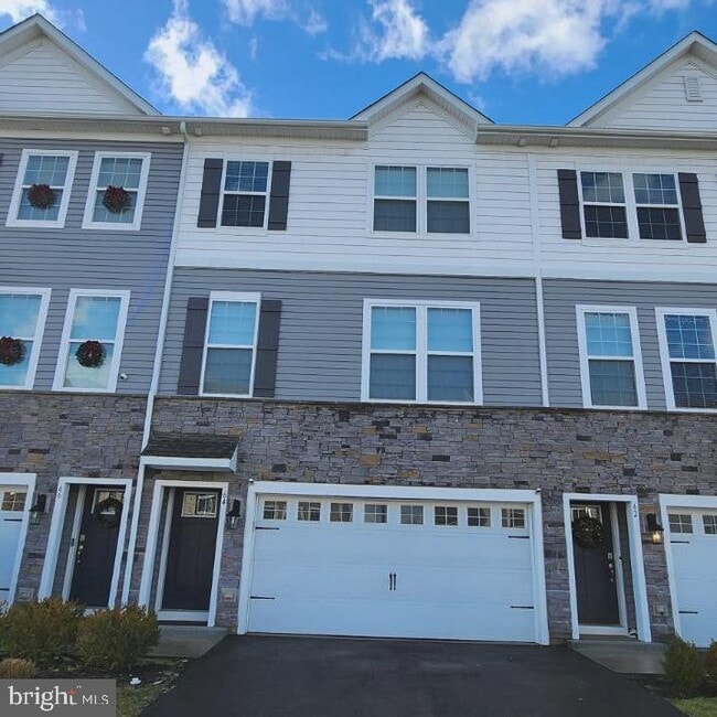 Building Photo - 64 Sister's Farmstead Rd