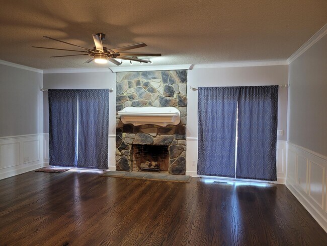 Building Photo - 850 Torrey Pines Dr