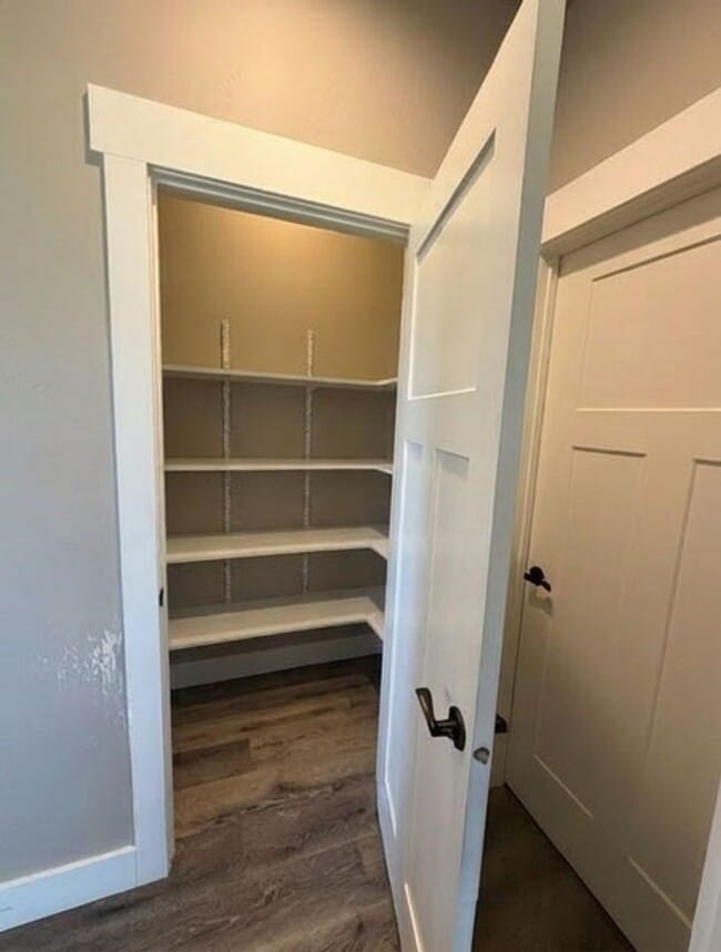 Building Photo - Gorgeous Silverbrook Home