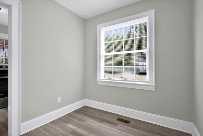 Building Photo - 216 Hawthrone