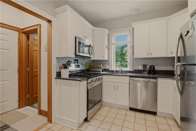 Building Photo - 158 Narragansett Ave