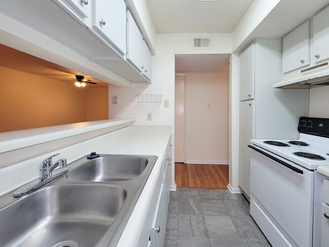 Building Photo - Two Bedroom Condo Near Med Center!