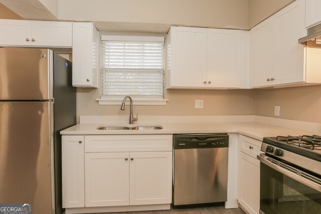 Building Photo - 2453 Crestdale Cir SE
