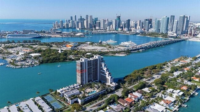 Building Photo - 1000 Venetian Way