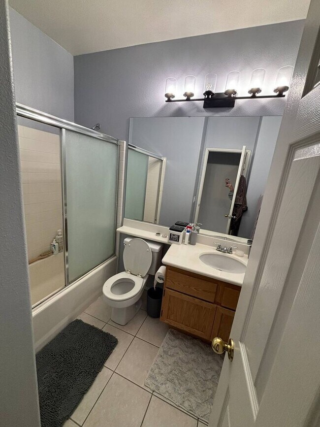 Building Photo - 3 BD/ 2.5 BA SHORT-TERM FURNISHED TOWNHOME...