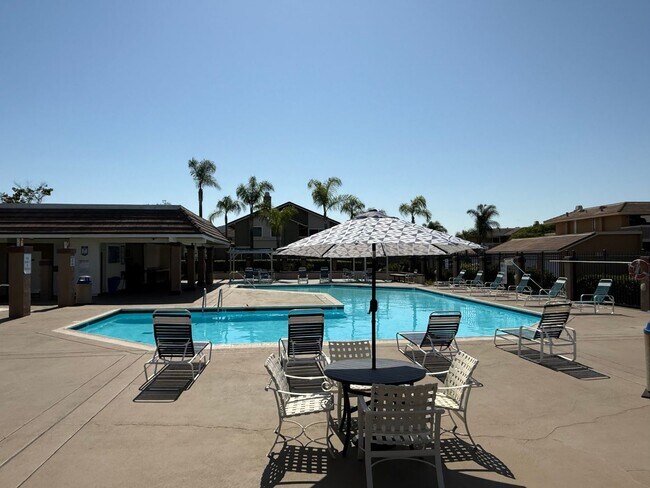 Building Photo - Stunning Townhome with Fabulous Community ...