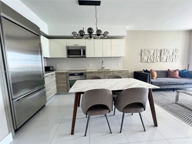 Building Photo - 1300 Brickell Bay Dr