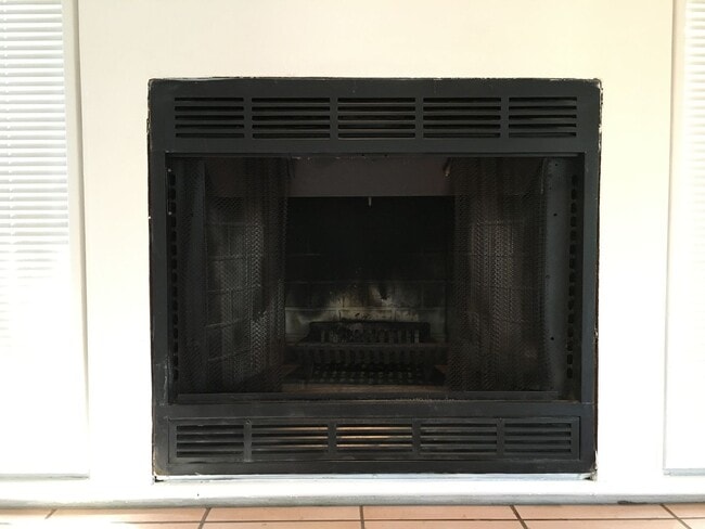 Building Photo - 2/2 Home in College Park with lots of char...