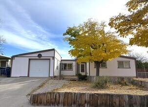 Building Photo - Beautiful 5 Bedroom NE Heights Home With B...