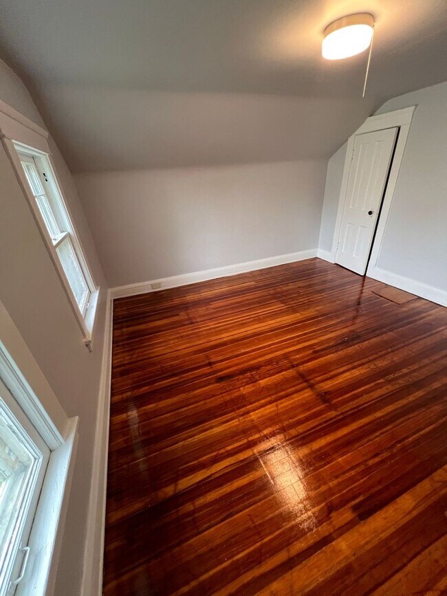 Building Photo - Fully Renovated 4 Bed Home in Cleveland He...