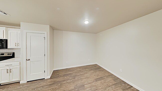 Building Photo - Beautiful 3 Bedroom 2 Bathroom Duplex Next...
