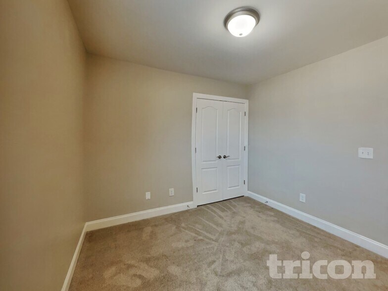 Building Photo - 302 Oxfordshire Dr