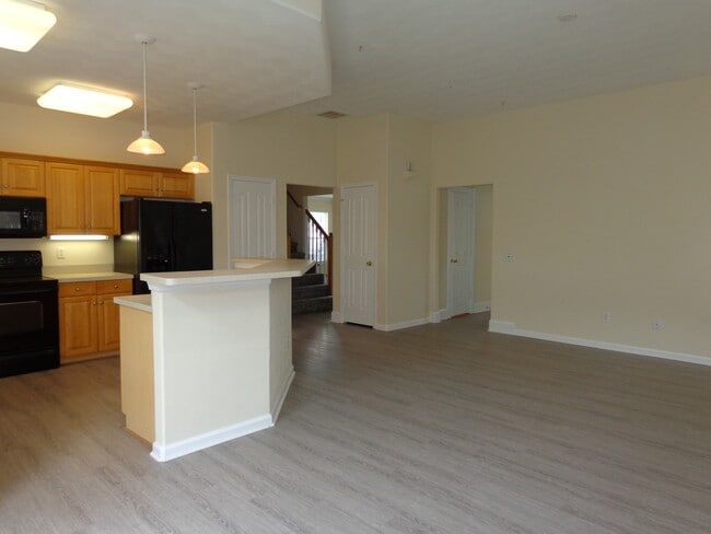 Building Photo - HUNNINGDON COMMONS