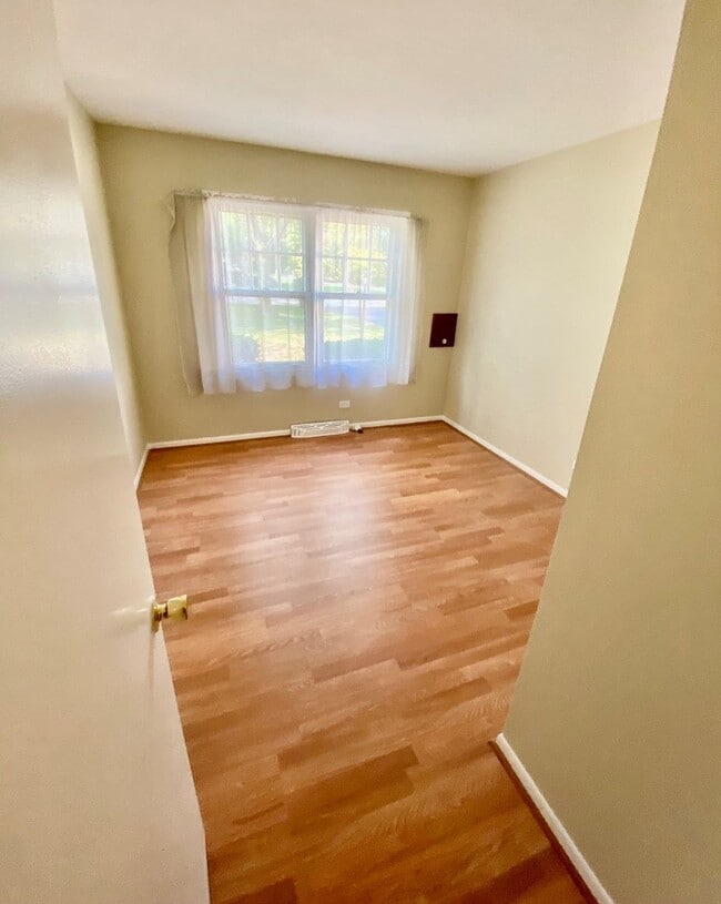 Building Photo - 1119 Crest Ln