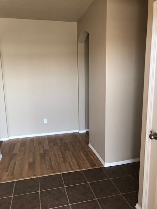 Building Photo - 110 Bull Frog Dr