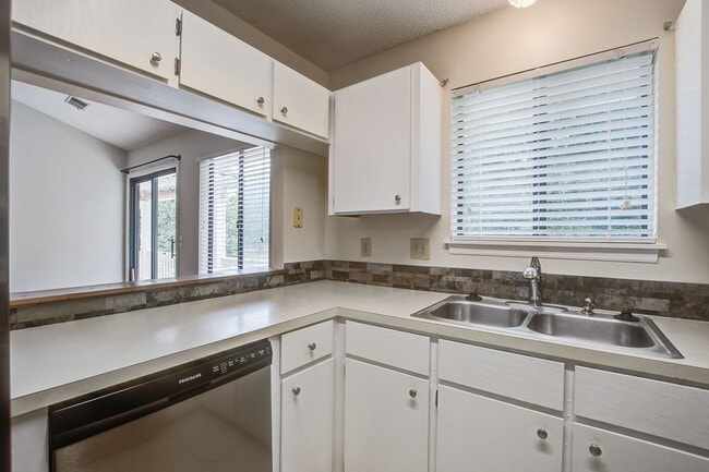 Building Photo - Cozy 2 Bedroom 2 Bathroom Condo in Seagate Village!