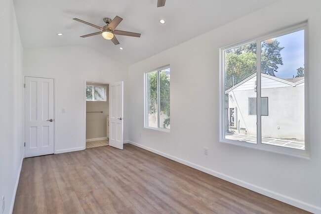 Building Photo - MOVE-IN READY 5BR w/pool + guest unit w/half bath!