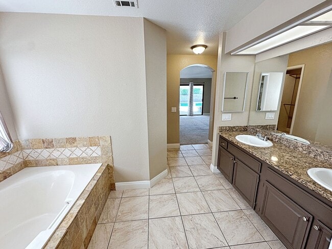 Building Photo - Green Valley Luxury Single Story: Pool, Putting Green, 4 Bedrooms, SOLAR!