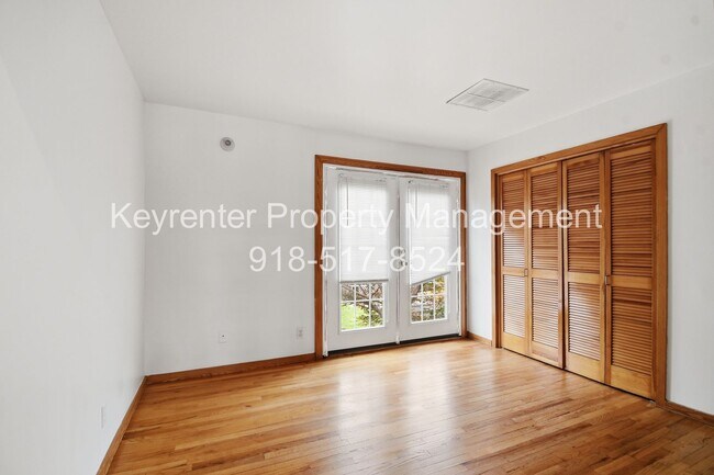 Building Photo - 2 Bed 2.5 Bath Right off Cherry Street!!