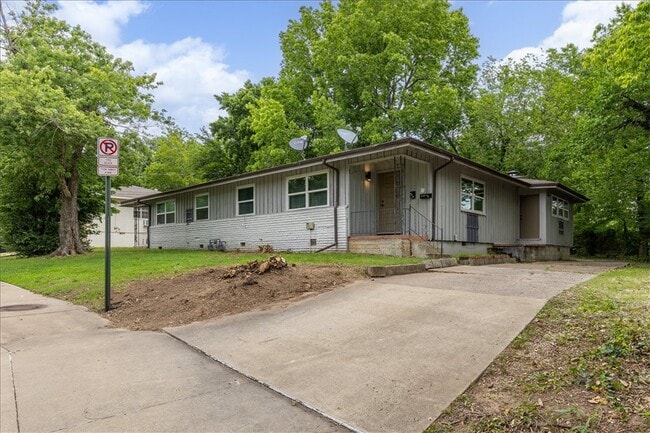 Building Photo - 522 S Duncan Ave