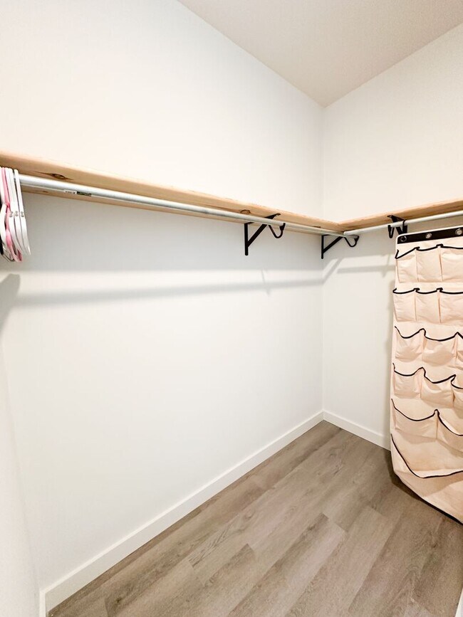 Building Photo - Furnished Residence