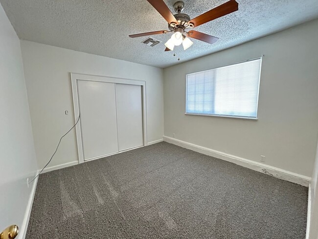 Building Photo - Single Story Home 5-Beds 2-Bath No HOA!