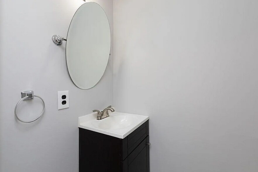1st Floor Bath - 955 25th St NW