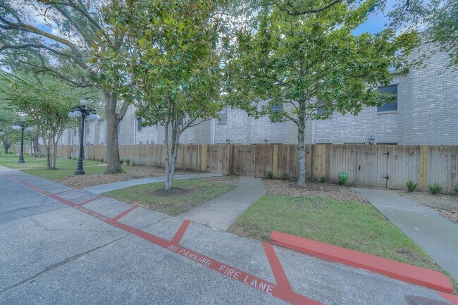 Building Photo - 17583 Red Oak Dr