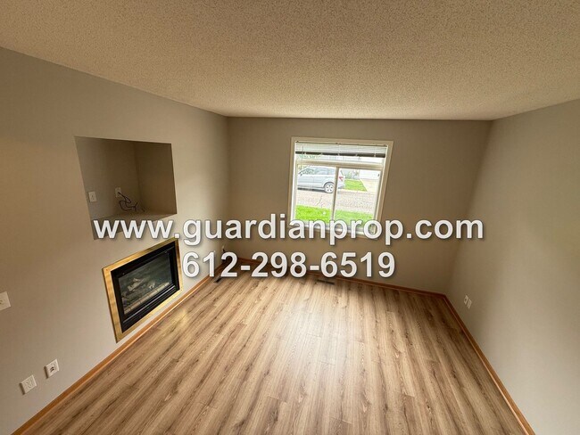 Building Photo - End Unit Townhouse Available Now, Loft Are...