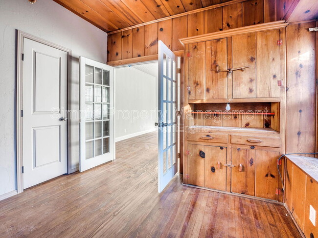 Building Photo - 812 N Broadway Ave