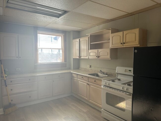 Building Photo - Spacious Home! W/D Hook-Up! Available Now!