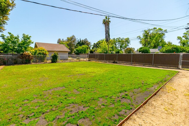 Building Photo - Remodeled La Loma Bungalow!
