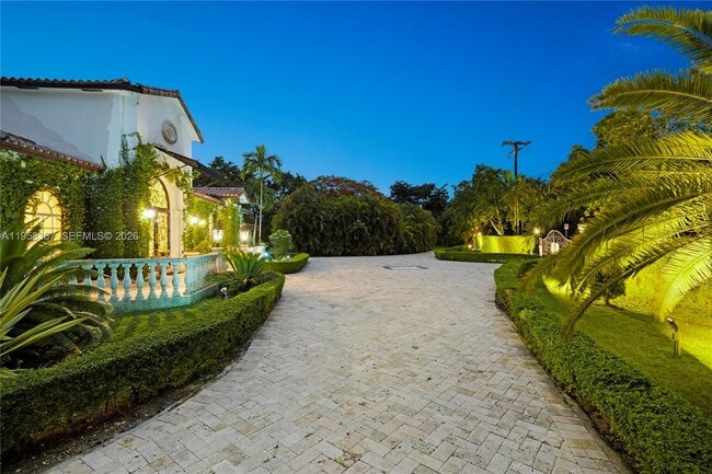 Building Photo - 12300 Old Cutler Rd