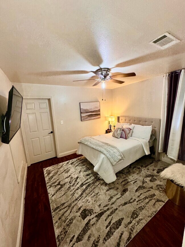 Building Photo - 3333 Delachaise St