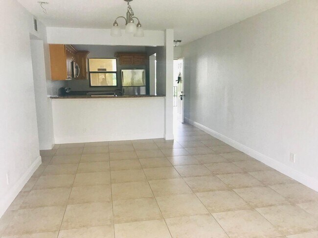 Building Photo - 1477 Lake Crystal Dr